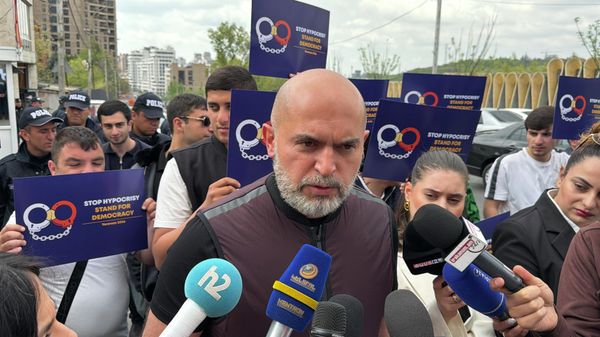 Армен Ашотян отвечает на вопросы журналистов во время акции протеста у офиса представительства ЕС в Армении (29 апреля 2026). Еревaн - Sputnik Армения
