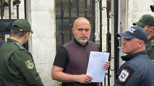 Армен Ашотян передает письмо через офис представительства ЕС в Армении во время акции протеста  (29 апреля 2026). Еревaн - Sputnik Армения