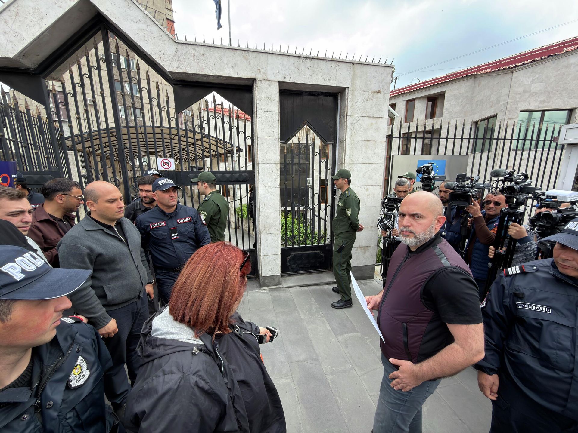 Армен Ашотян передает письмо через офис представительства ЕС в Армении во время акции протеста  (29 апреля 2026). Еревaн - Sputnik Արմենիա, 1920, 29.04.2026