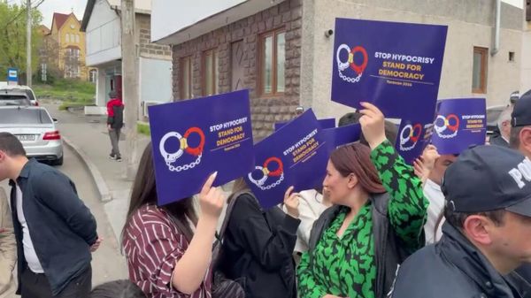 ՀՀ ընդդիամդիր ուժերը բողոքի ակցիա են անում Երևանում  ԵՄ գրասենյակի դիմաց - Sputnik Արմենիա