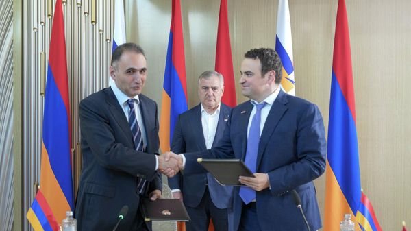 «Ուժեղ Հայաստան» դաշինքի համակարգող-ներկայացուցիչ Նարեկ Կարապետյանը և «ՀայաՔվե» ազգային քաղաքացիական միավորման համակարգող Ավետիք Չալաբյանը - Sputnik Արմենիա
