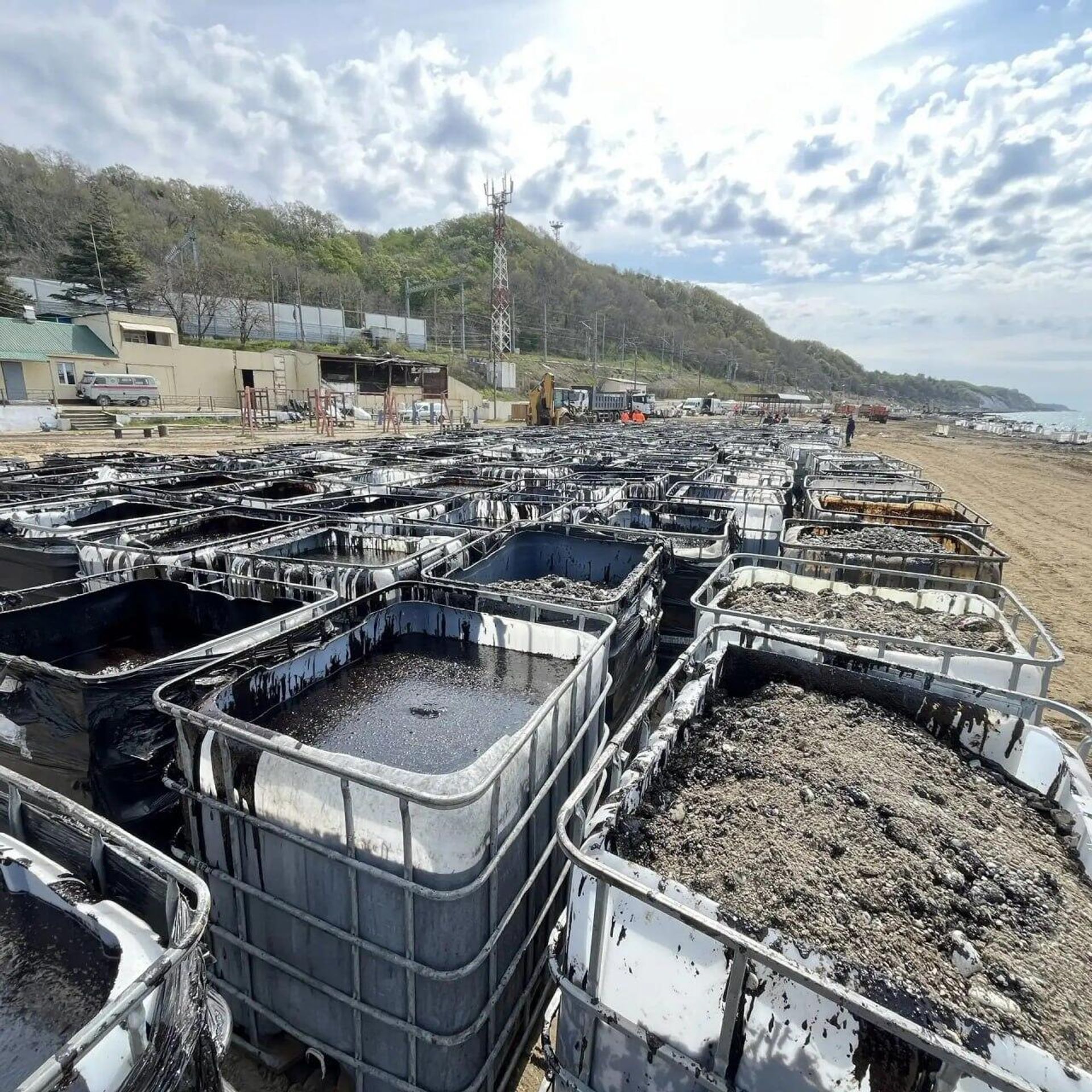 Очистка береговой линии от загрязненного грунта и водомазутной смеси (29 апреля 2026). Туапсе - Sputnik Армения, 1920, 29.04.2026