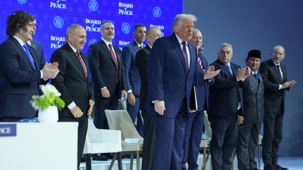 Премьер-министр Никол Пашинян во время объявления устава Совета мира на ежегодном заседании Всемирного экономического форума в Давосе  (22 января 2026). Швейцария - Sputnik Արմենիա
