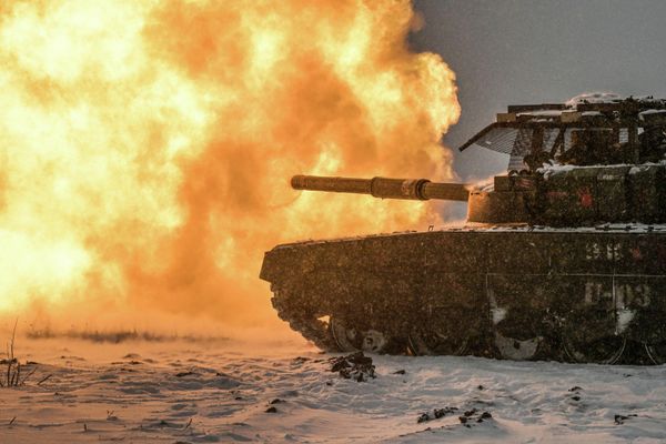 Танк Т-72 ВС РФ ведет стрельбу во время боевой подготовки Добровольческого корпуса в Луганской народной республике - Sputnik Армения
