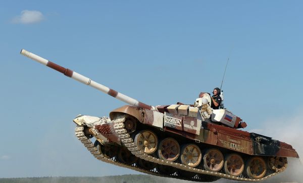 Экипаж из России на танке Т-72Б в гонке преследования на соревнованиях чемпионата мира "Танковый биатлон - 2014" на полигоне 2-й гвардейской мотострелковой Таманской дивизии в поселке Алабино - Sputnik Армения