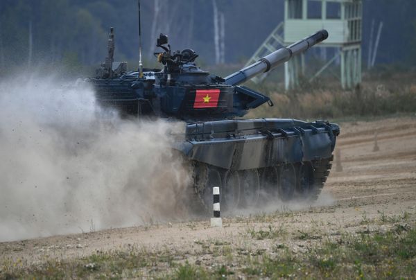 Танк Т-72Б3 команды военнослужащих Вьетнама в индивидуальной гонке соревнований танковых экипажей в рамках конкурса "Танковый биатлон-2022" на военном полигоне "Алабино" в Московской области - Sputnik Армения