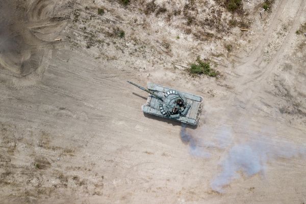 Показательные выступления танков Т-72 на праздничных мероприятиях в честь Дня ВДВ на полигоне Раевский в Краснодарском крае - Sputnik Армения