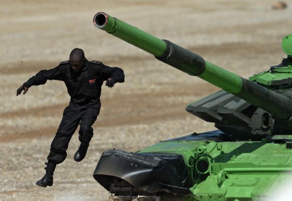 Военнослужащий армии Анголы во время полуфинальных соревнований конкурса "Танковый биатлон" на полигоне Алабино - Sputnik Армения