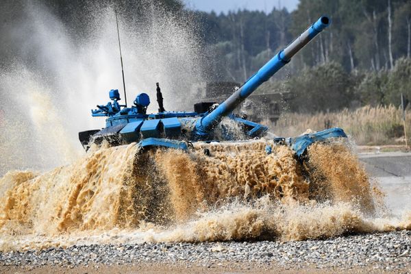 Танк Т-72Б3 команды военнослужащих Ирана на дистанции индивидуальной гонки соревнований танковых экипажей в рамках конкурса "Танковый биатлон-2022" на военном полигоне "Алабино" в Московской области - Sputnik Армения
