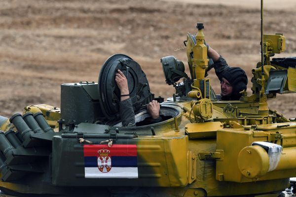Экипаж танка Т-72Б3 команды армии Сербии во время соревнований танковых экипажей в рамках конкурса "Танковый биатлон-2020"  - Sputnik Армения