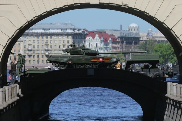 Танки Т-72Б3 на генеральной репетиции военного парада, посвященного 71-й годовщине Победы в Великой Отечественной войне, на Дворцовой площади в Санкт-Петербурге - Sputnik Армения