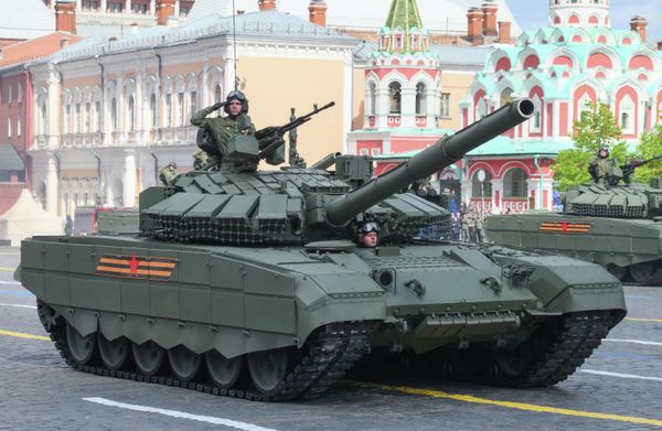Танк Т-72Б3 на Красной площади в Москве на военном параде, посвященном 80-летию Победы в Великой Отечественной войне - Sputnik Армения
