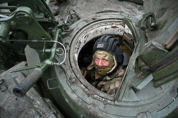 Военнослужащий ВС РФ перед началом учебных стрельб из танков Т-72Б3 на полигоне учебного центра Южного военного округа (ЮВО) в Краснодарском крае. - Sputnik Армения