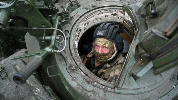 Военнослужащий ВС РФ в танке Т-72Б3  - Sputnik Армения