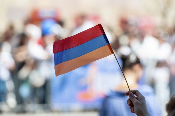 Горожане размахивают армянским триколором - Sputnik Армения