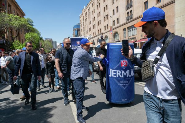 Премьер-министр Никол Пашинян приветствует сотрудников "Джермук групп" - Sputnik Армения