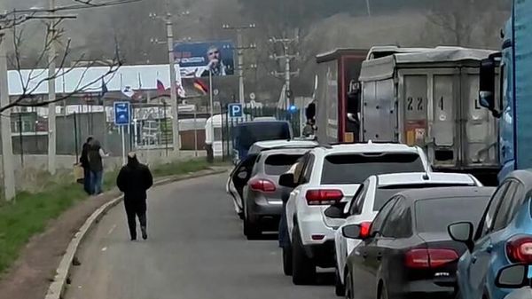 Очередь в 1 км на дороге в сторону КПП Гогаван - Sputnik Армения