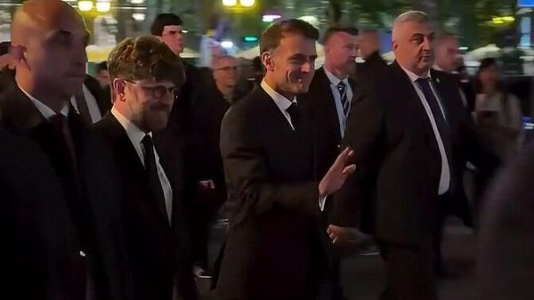 Президент Франции Эммануэль Макрон на площади Республики (3 мая 2026). Еревaн - Sputnik Армения