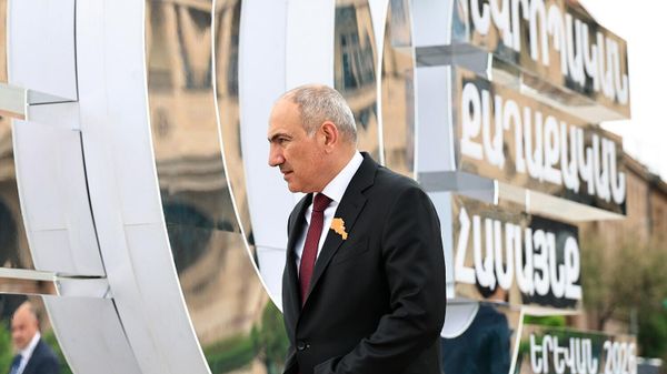 Премьер-министр Никол Пашинян у инсталяции 8-го саммита Европейского политического сообщества на площади Республики (3 мая 2026). Еревaн - Sputnik Армения