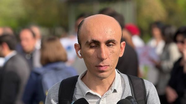 Артак Бегларян отвечает на вопросы журналистов во время акции протеста на улице Алабян (4 мая 2026). Еревaн - Sputnik Армения