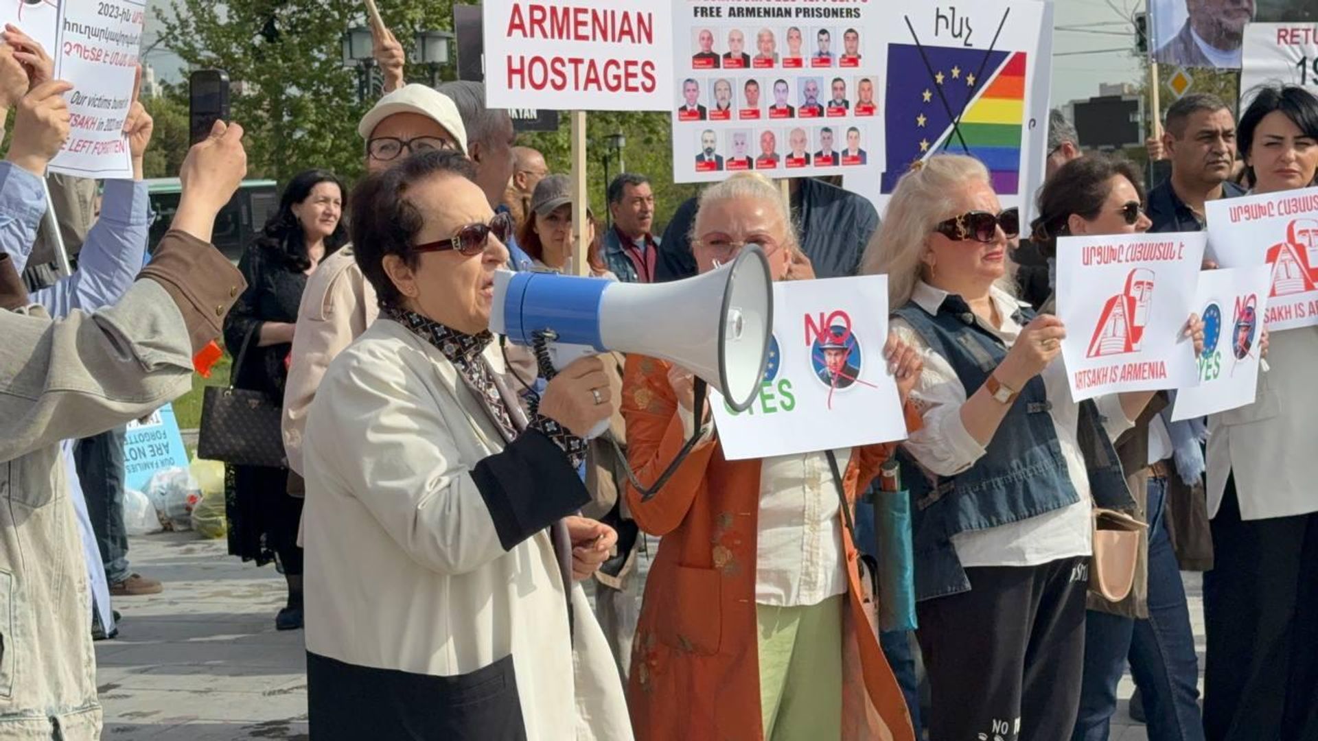 Лариса Алавердян во время акции протеста на улице Алабян (4 мая 2026). Еревaн - Sputnik Армения, 1920, 04.05.2026