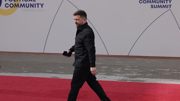 Президент Украины Владимир Зеленский прибывает на заседание Европейского политического сообщества (4 мая 2026). Ереван - Sputnik Армения