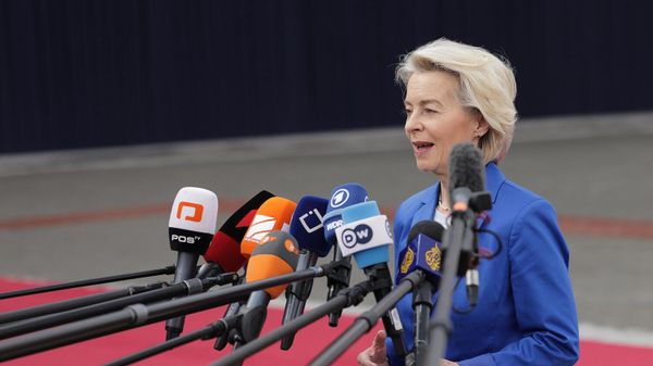 Глава Еврокомиссии Урсула фон дер Ляйен отвечает на вопросы журналистов по прибытии на заседание Европейского политического сообщества (4 мая 2026). Ереван - Sputnik Армения