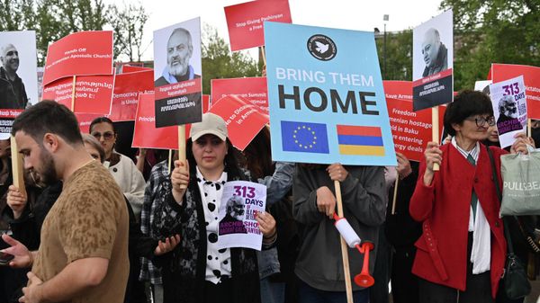 Участники шествия оппозиционной фракции Армения проводят акцию протеста у Спортивно-концерного комплекса им. Демирчяна (4 мая 2026). Еревaн - Sputnik Армения