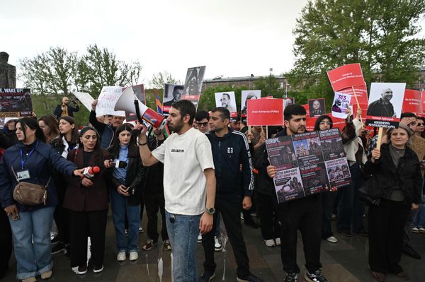 Участники шествия оппозиционной фракции &quot;Армения&quot; проводят акцию протеста у Спортивно-концертного комплекса им. Демирчяна (4 мая 2026). Еревaн - Sputnik Армения