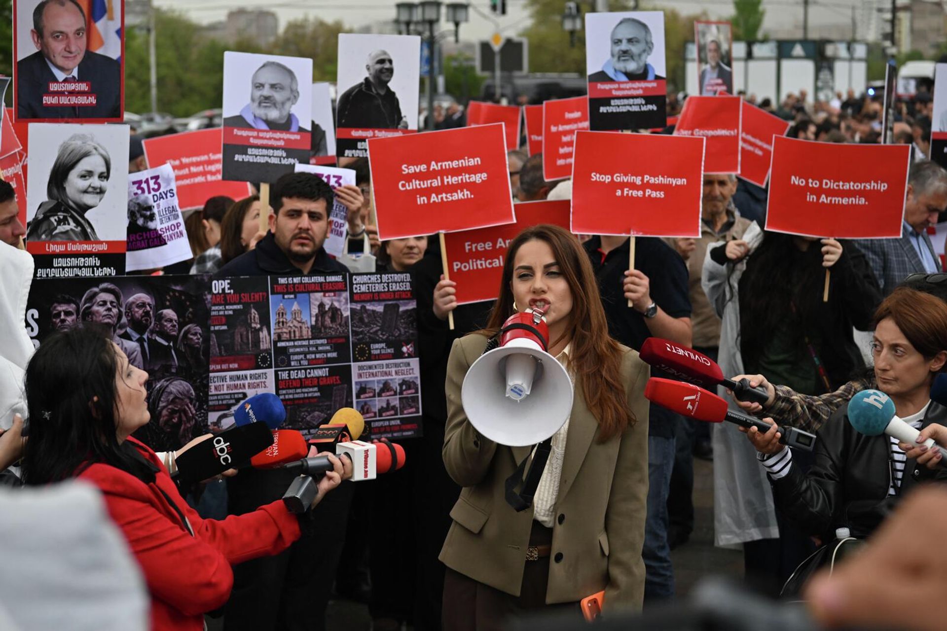Участники шествия оппозиционной фракции Армения проводят акцию протеста у Спортивно-концерного комплекса им. Демирчяна (4 мая 2026). Еревaн - Sputnik Армения, 1920, 04.05.2026