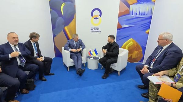 Премьер-министр Словакии Роберт Фицо и президент Украины Владимир Зеленский на встрече (4 мая 2026). Еревaн - Sputnik Армения
