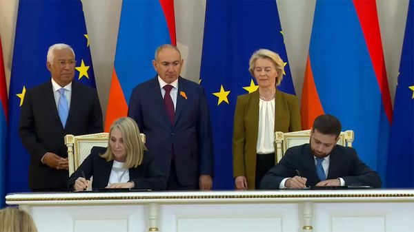 Замминистра МИД Ваан Костанян и Адриен Кирелли подписывают Партнерство по взаимосвязанности (Connectivity Partnership) между Арменией и Европейским союзом (5 мая 2026). Еревaн - Sputnik Армения