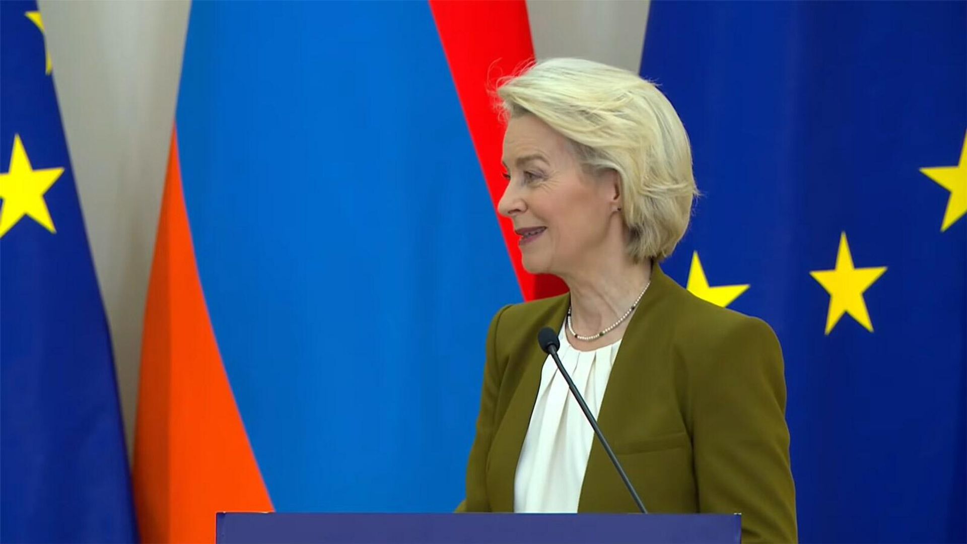 Президент Европейской комиссии Урсула фон дер Ляйен во время совместной пресс-конференции с президентом Европейского совета и премьер-министром Армении (5 мая 2026). Еревaн - Sputnik Армения, 1920, 01.07.2026