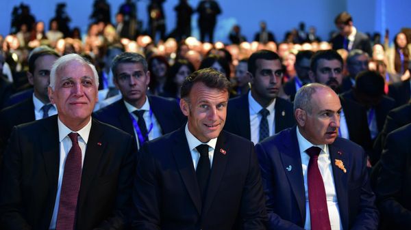 Президенты Армении и Франции Ваагн Хачатурян и Эммануэль Макрон, а также премьер-министр Никол Пашинян на инаугурационной сессии в первый день Ереванского диалога 2026 (5 мая 2026). Еревaн - Sputnik Армения
