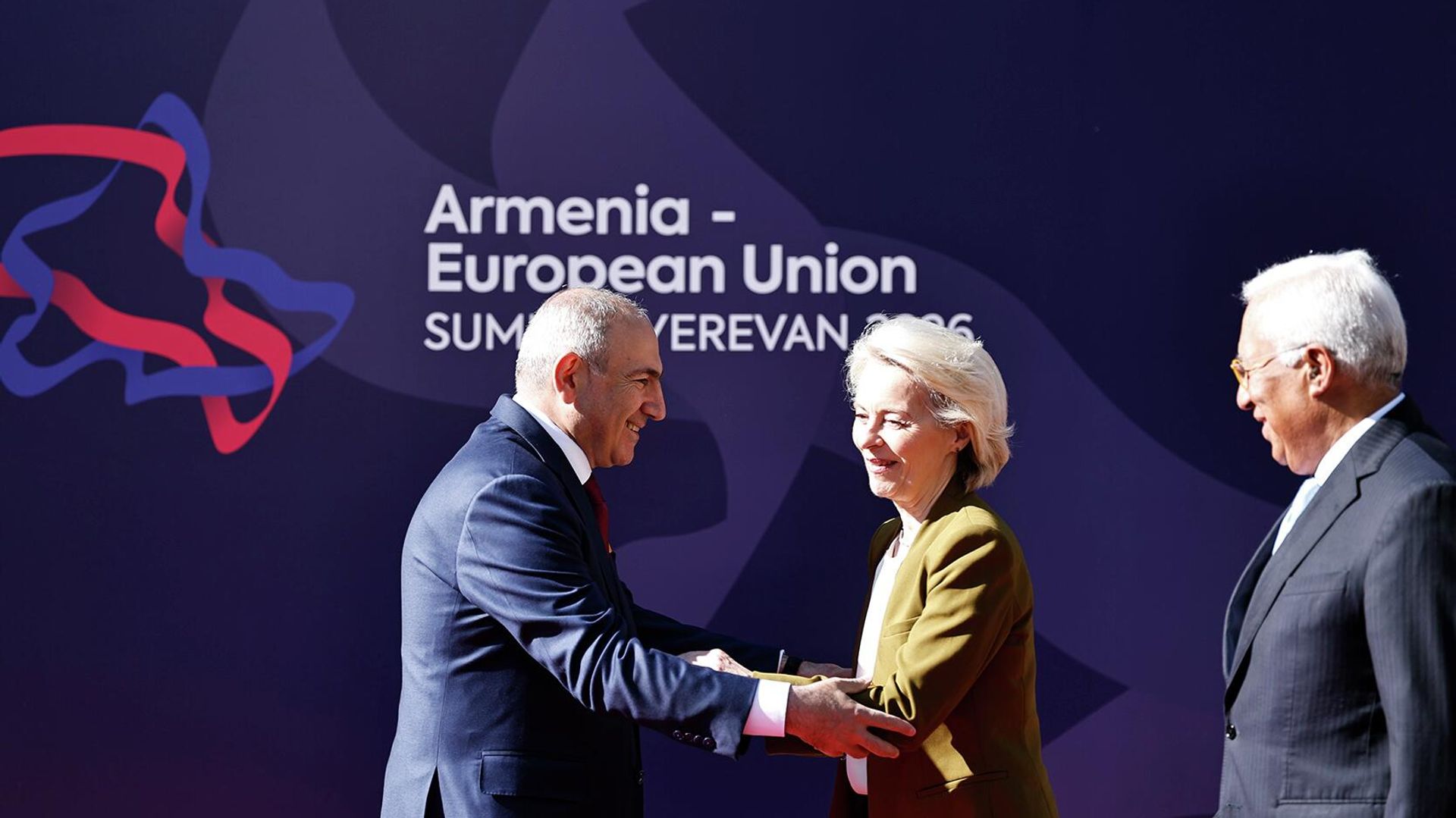 Премьер-министр Никол Пашинян с председателем Европейского совета Антонио Коштой и председателем Европейской комиссии Урсулой фон дер Ляйен в рамках первого саммита Армения-ЕС (5 мая 2026). Еревaн - Sputnik Армения, 1920, 04.06.2026
