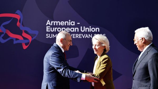 Премьер-министр Никол Пашинян с председателем Европейского совета Антонио Коштой и председателем Европейской комиссии Урсулой фон дер Ляйен в рамках первого саммита Армения-ЕС (5 мая 2026). Еревaн - Sputnik Армения