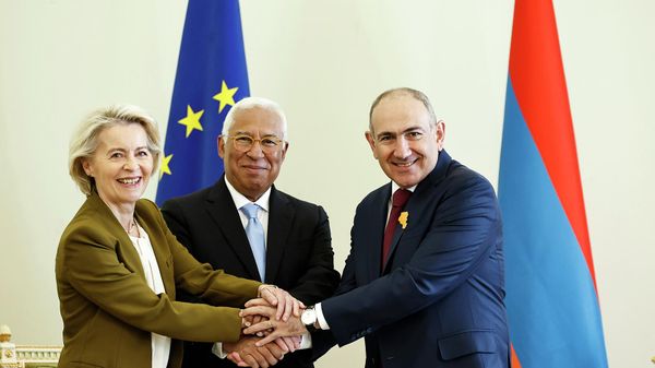 Премьер-министр Никол Пашинян с председателем Европейского совета Антонио Коштой и председателем Европейской комиссии Урсулой фон дер Ляйен в рамках первого саммита Армения-ЕС (5 мая 2026). Еревaн - Sputnik Армения