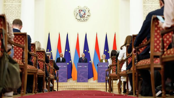 Նիկոլ Փաշինյանը, Անտոնիո Կոշտան և Ուրսուլա ֆոն դեր Լյայենը  - Sputnik Արմենիա