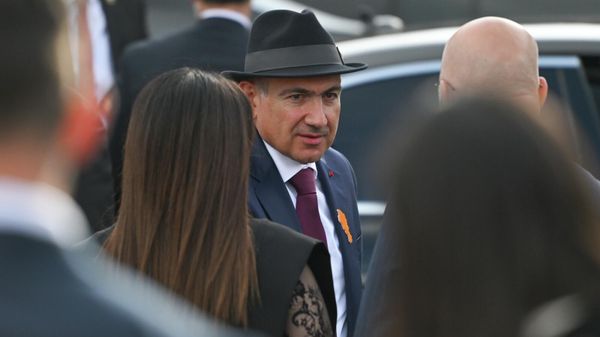 Никол Пашинян у мемориала памяти жертв Спитакского землетрясения (5 мая 2026). Гюмри - Sputnik Армения