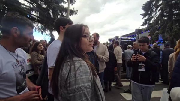 Полиция в Гюмри помешала сторонникам архиепископа Микаэла провести акцию перед Макроном - Sputnik Армения
