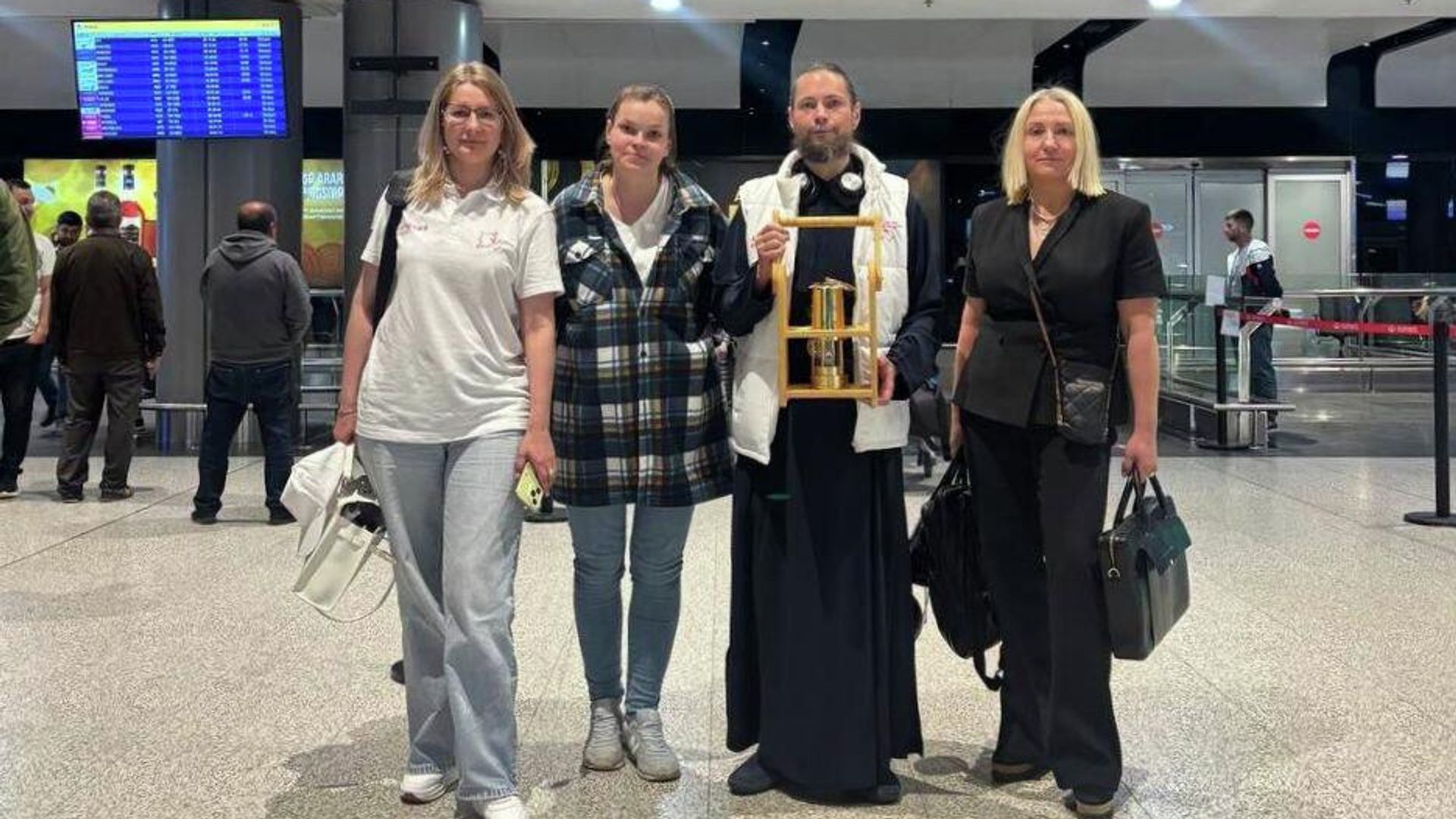 Священный символ памяти о подвиге героев ВОВ в Армению доставил иеромонах Фотий, его встретила заместитель руководителя Россотрудничество в Армении Екатерина Андреева (5 мая 2026). Еревaн - Sputnik Армения, 1920, 05.05.2026