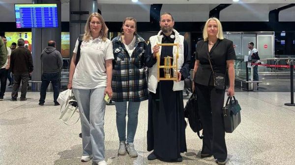 Священный символ памяти о подвиге героев ВОВ в Армению доставил иеромонах Фотий, его встретила заместитель руководителя Россотрудничество в Армении Екатерина Андреева (5 мая 2026). Еревaн - Sputnik Армения