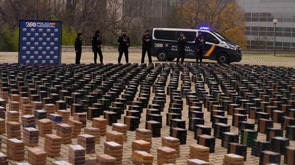 Сотрудники полиции Испании стоят рядом с частью партии кокаина, выставленной во внутреннем дворике полицейского участка  - Sputnik Армения