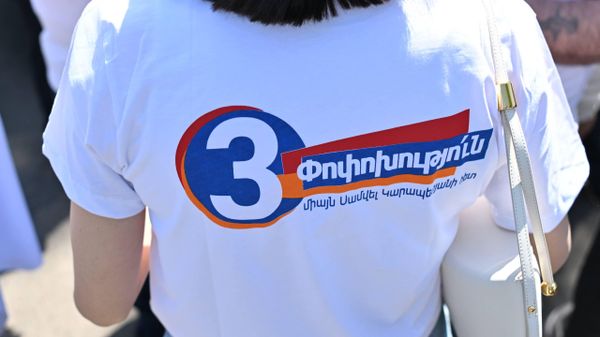 Партия Сильная Армения начала предвыборную кампанию брифингом члена правления партии Нарека Карапетяна у здания Национального собрания (8 мая 2026). Еревaн - Sputnik Արմենիա
