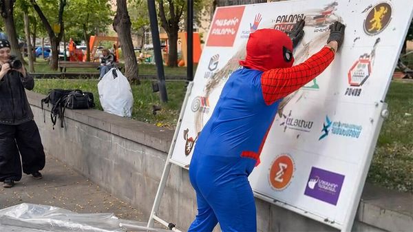 Партия Против всех начала предвыборную кампанию с акции по разбрызгиванию грязи (8 мая 2026). Еревaн - Sputnik Армения