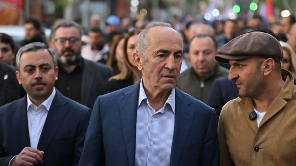 Роберт Кочарян на предвыборном митинге блока Айастан (16 марта 2026). Эчмиадзин - Sputnik Армения