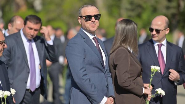 Секретарь Совбеза Армен Григорян на возложении цветов павшим в Великой Отечественной войне у Вечного огня в ереванском парке Победы (9 мая 2026). Еревaн - Sputnik Армения