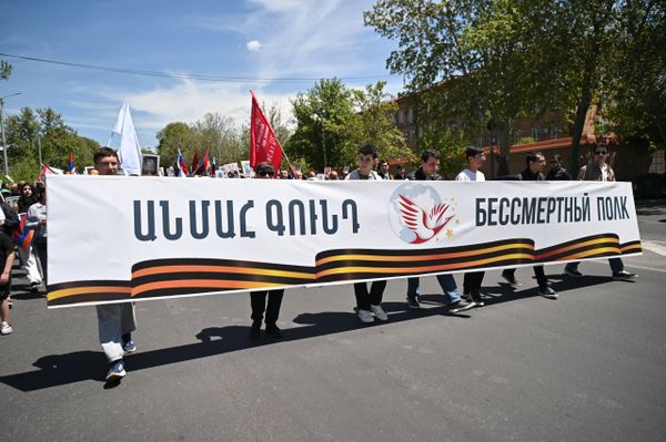 Транспарант с надписью "Бессмертный полк". - Sputnik Армения