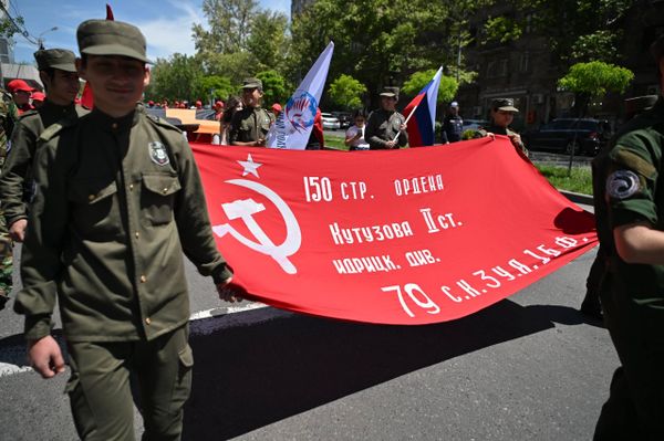 Юные участники шествия "Бессмертного полка" в Ереване несут в руках Знамя Победы. - Sputnik Армения
