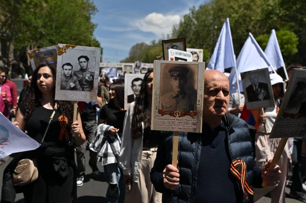 Жители Армении – и стар, и млад – участвуют в шествии "Бессмертного полка", неся портреты своих предков, внесших вклад в Великую Победу. - Sputnik Армения